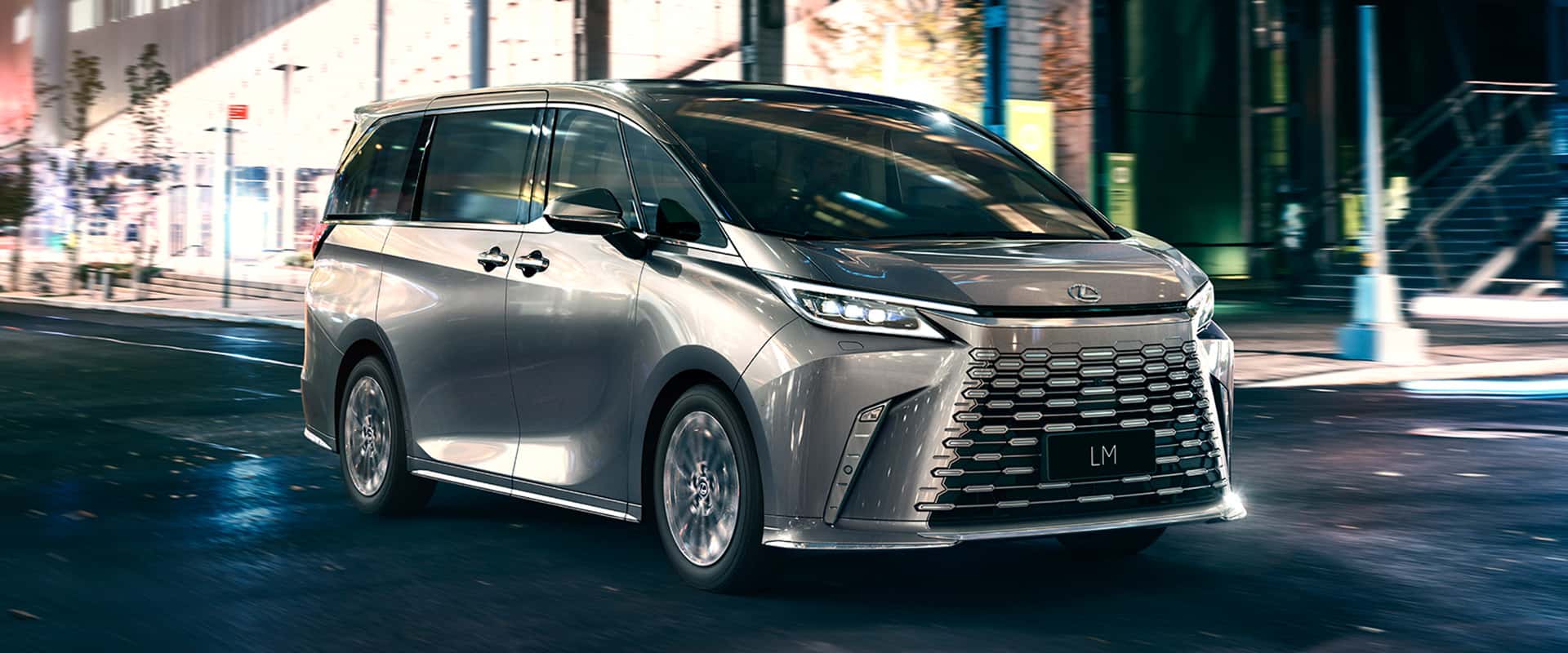 Lexus LM 500h (4 chỗ)